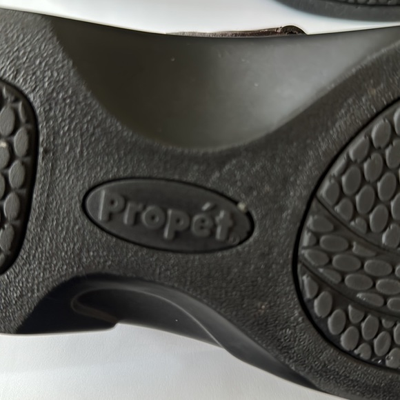 Propet Super Comfy Clogs. Not worn outside.  Very very nice shoe - Picture 4 of 5